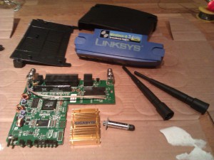 En WRT54G på slaktbänken tillsammans med en gammal gigabyte northbridge kylare och articsilver kylpasta.